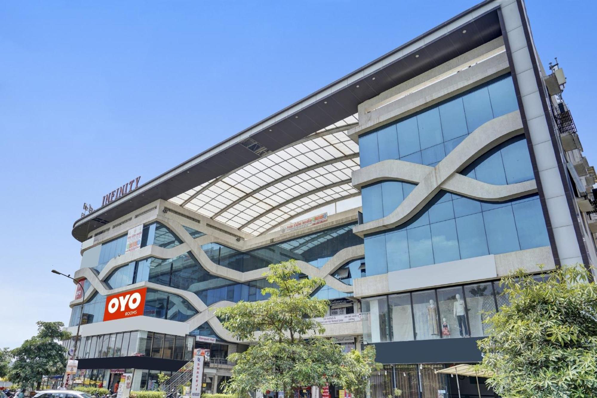Hotel O Infinity Surat Exterior photo