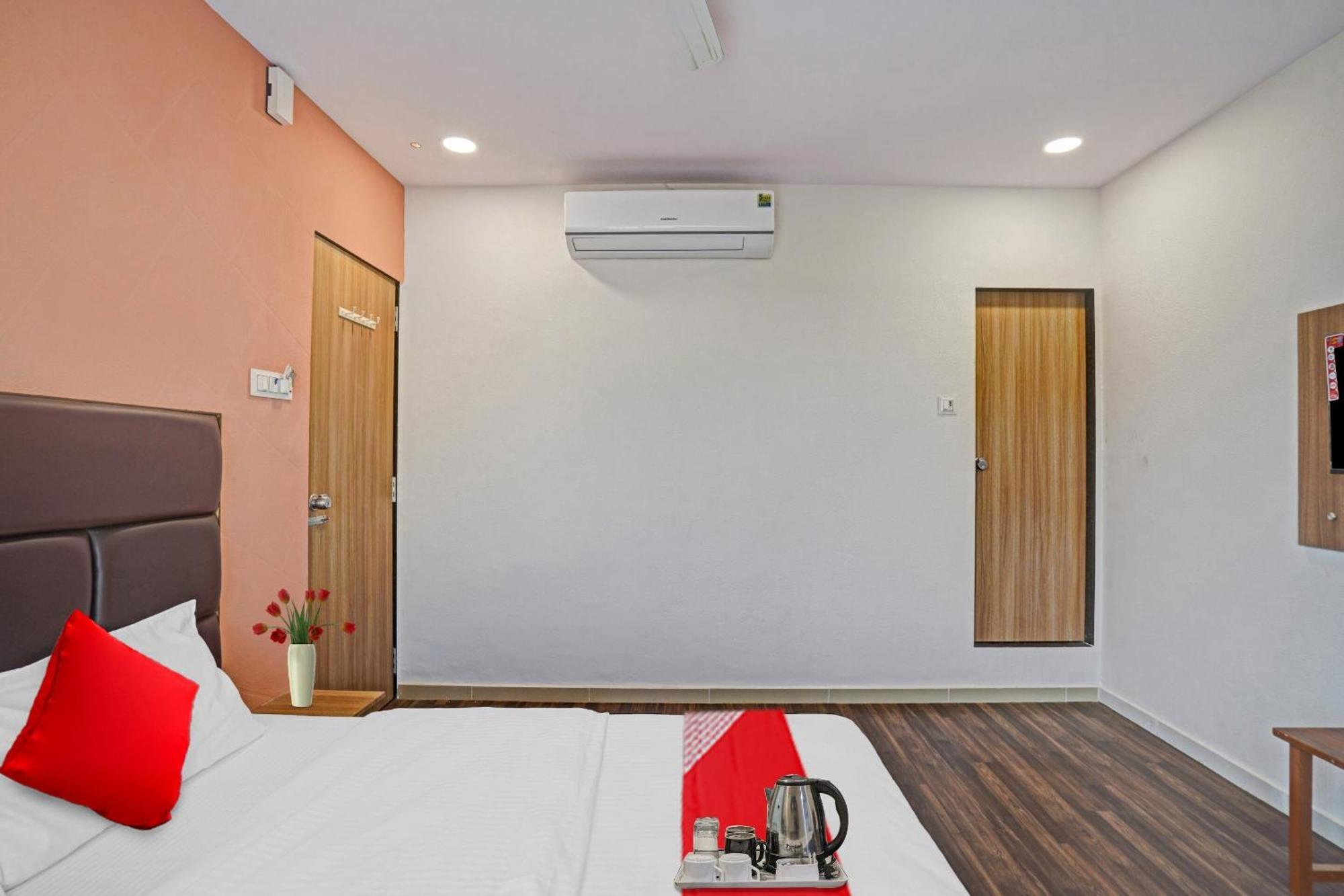 Hotel O Infinity Surat Exterior photo