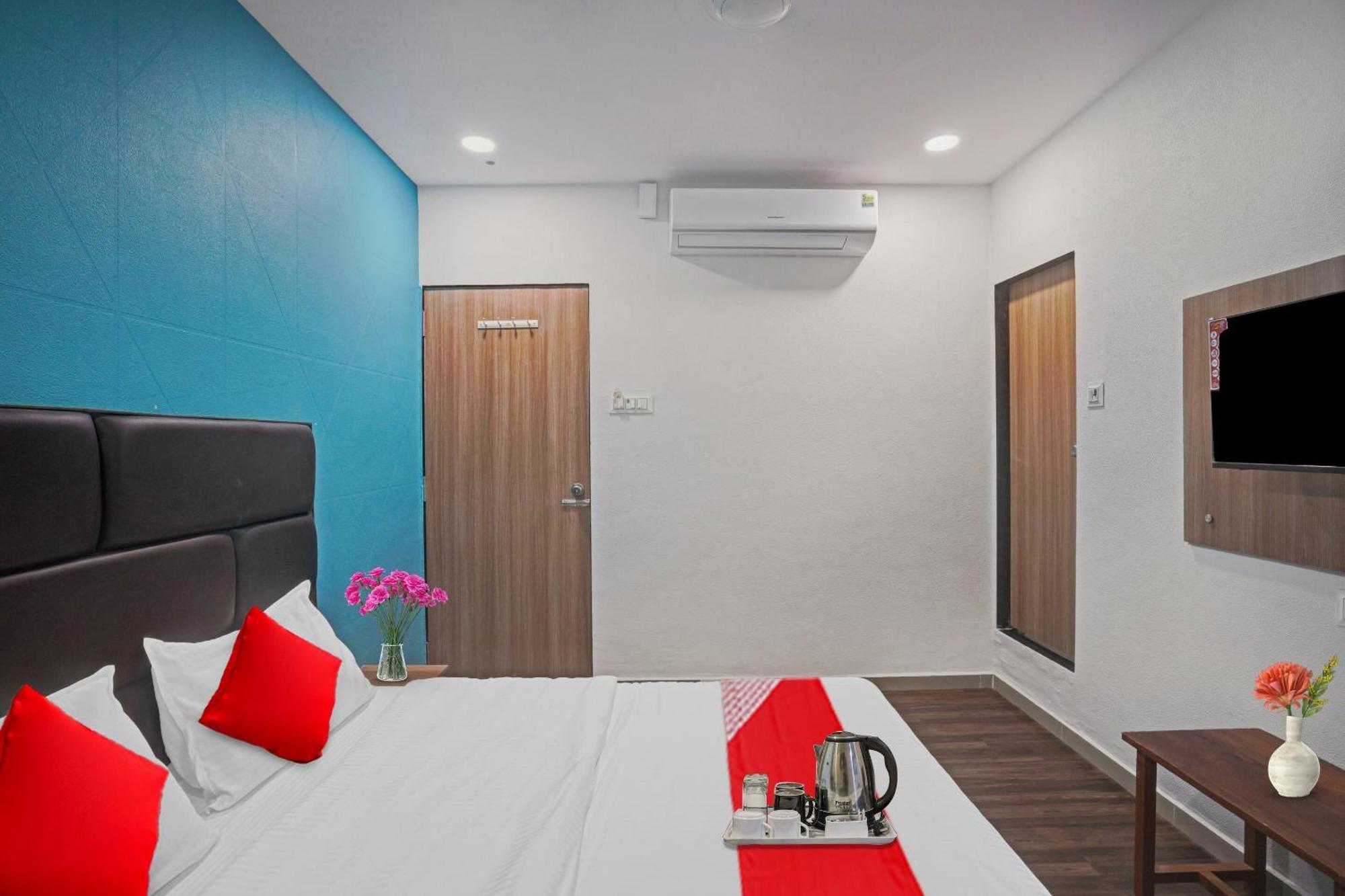 Hotel O Infinity Surat Exterior photo